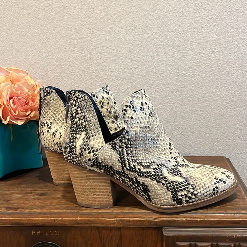 Blondo Leather Waterproof Booties - Picture 3 of 13